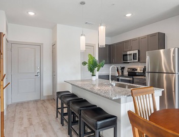 Luxury 2BD/2BA Next to Airport 3689 5
