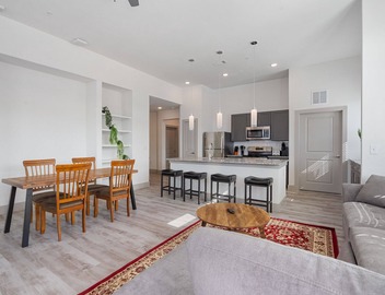 Luxury 2BD/2BA Next to Airport 0838 3