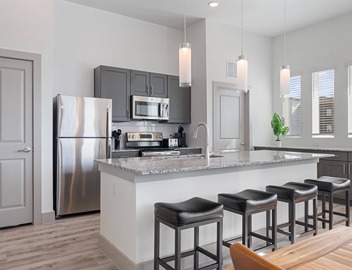 Luxury 2BD/2BA Next to Airport 0838 4