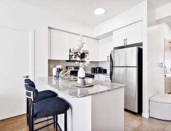 Luxury 3-Bedroom 2-Bathroom with Pool Gym & Parking 5 Minutes to CN Tower 3