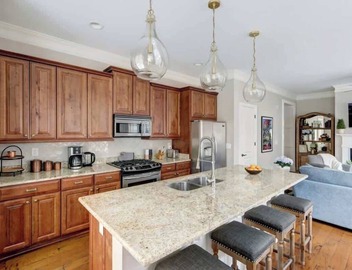 Luxury Bay Street Condo featuring Dual King Suites 5