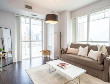 Luxury Condo with Pool, CN Tower View, Gym, Workspace 2