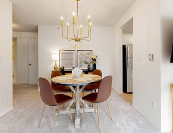Luxury corner condo with city views, indoor pool & gym - 1 block from Pike Place 4