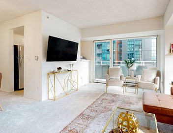 Luxury corner condo with city views, indoor pool & gym - 1 block from Pike Place 2