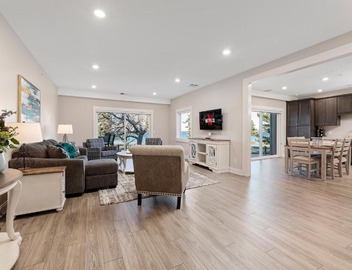 Luxury Downtown 2BDR Lake View Penthouse Condo steps to Beach 303E 2