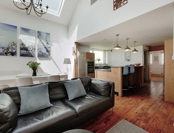 Luxury Harbourside Apartment with Balcony 3
