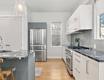 Luxury Home - Heated Pool, Jacuzzi, SUPs, Golf Cart. 2 Blocks from Lake Austin. 3