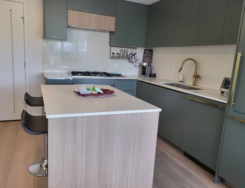 Luxury Living New Condo Overlooking Holland Park and central surrey down town. 2