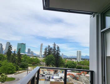 Luxury Living New Condo Overlooking Holland Park and central surrey down town. 3