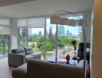 Luxury Living New Condo Overlooking Holland Park and central surrey down town. 4