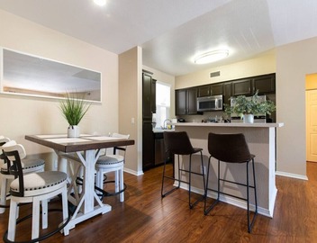 Luxury Modern Suite, King bed, Fast Wifi 2