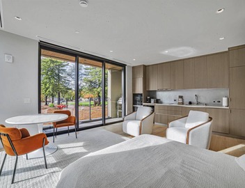 Luxury new studio in downtown Healdsburg with WiFi, AC, Poolhouse/Fitness Center 4