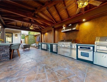 Luxury resort-like house in the heart of Los Angeles. 2