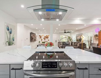 Luxury, Resort-style 4bedrooms/2.5bathrooms House! with a Large Pool. 2