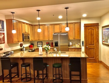 Luxury Spacious Bluesky Condo within 30 yards of the Snowflake Lift 2BR/2 BA 3