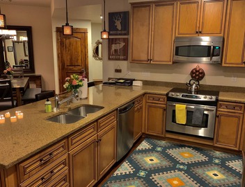 Luxury Spacious Bluesky Condo within 30 yards of the Snowflake Lift 2BR/2 BA 4