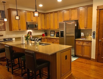 Luxury Spacious Bluesky Condo within 30 yards of the Snowflake Lift 2BR/2 BA 5