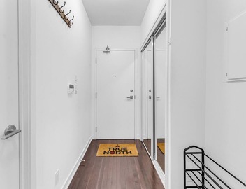 Luxury Sventy Hotel Downtown Toronto| Steps to CN Tower & Waterfront W/Parking 2