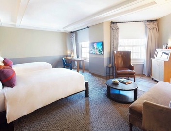Majestic Stay Offering Intimate Poolside Bar Ambiance in the Heart of Hollywood 2