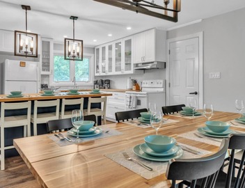 Marble Rock Retreat: Elegant Riverside Escape 3