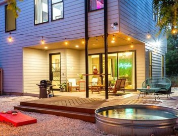Massive Compound w Pool & Hot tub, Near Rainey St 3