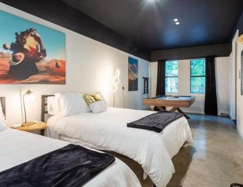 Massive Compound w Pool & Hot tub, Near Rainey St 4