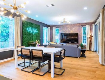 Massive Compound w Pool & Hot tub, Near Rainey St 5