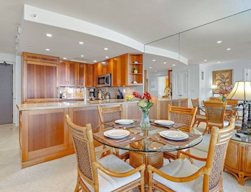 Maui Resort Rentals: The Whaler 707 - Luxuriously Remodeled 7th Floor 1BR/2BA w/Stunning Ocean and Mountain Views! 5