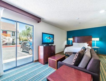 Metro Phoenix Extended Stay - Queen Studio 2