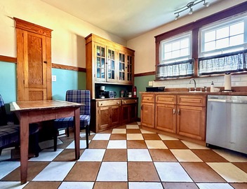 Mid City 2 BR in Beautiful Arts and Crafts House 3