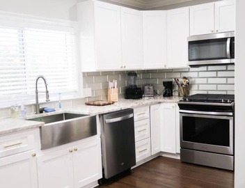 Mid City ranch! Huge backyard! Private pool! 3