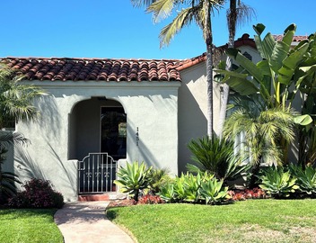 MidCity Oasis: Charming 2-br 2-ba house w/porch, fireplace & giant yard! 5