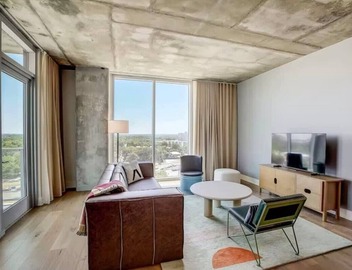 Mins to Rainey St | Heated Pool | Gym | Fireworks 4