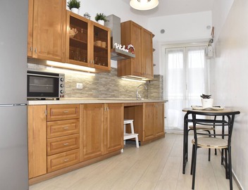 Minutes from downtown with the subway only 20 m from the house. 3