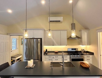 Modern 1 bedrm apartment, screened in deck, laundry, AC, kitchen, outdoor grill. 3