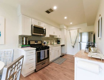 Modern 2/2 Glendale Condo, Parking, Washer/Dryer 4