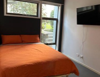 Modern 3 bed 2 bath house, parking and outdoor space 3