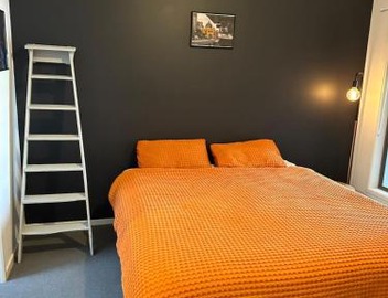 Modern 3 bed 2 bath house, parking and outdoor space 4