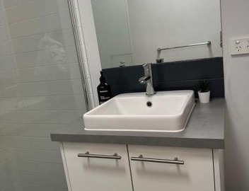Modern 3 bed 2 bath house, parking and outdoor space 5