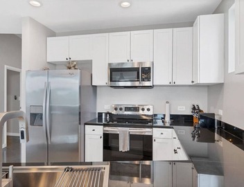 Modern 3 bedroom condo in downtown w free parking 4