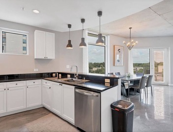 Modern 3 bedroom condo in downtown w free parking 5