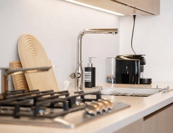 Modern 3br 2bt apartment 5 minute to Joyce SkyTrain & Street parking available 3