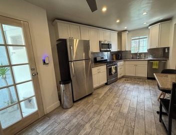 Modern and Conveniently Located 1 Bedroom 1 Bath W/private Yard & Washerdryer 5