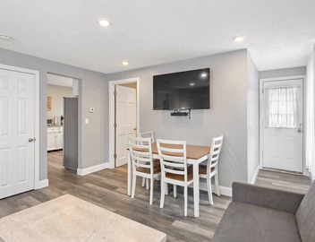 Modern Beachside Condo in Onset Village: Walk to Dining, Market & Beaches Monthly Rates Available 2