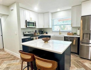 Modern Boho- 4/3-King Beds/Pool! Pet friendly! 5