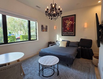 Modern bright & airy studio located in trendy Beverlywood close to Beverly Hills 5