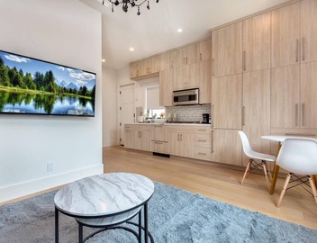 Modern bright & airy studio located in trendy Beverlywood close to Beverly Hills 3
