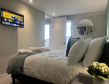 Modern City Centre Apartment with Balcony Plus Skyline Views 2
