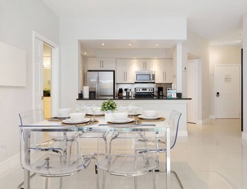 Modern condo in resort, 5 min to Disney. WiFi, water slides, pool, arcade! 5