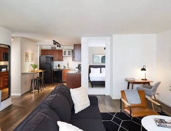 Modern Corner 2BR in Streeterville | Roof Deck | Lake Views 3